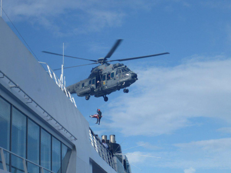 Esquadrão HU-41 da Marinha resgata turista alemã que se feriu em navio de cruzeiro a 120 milhas de Fortaleza