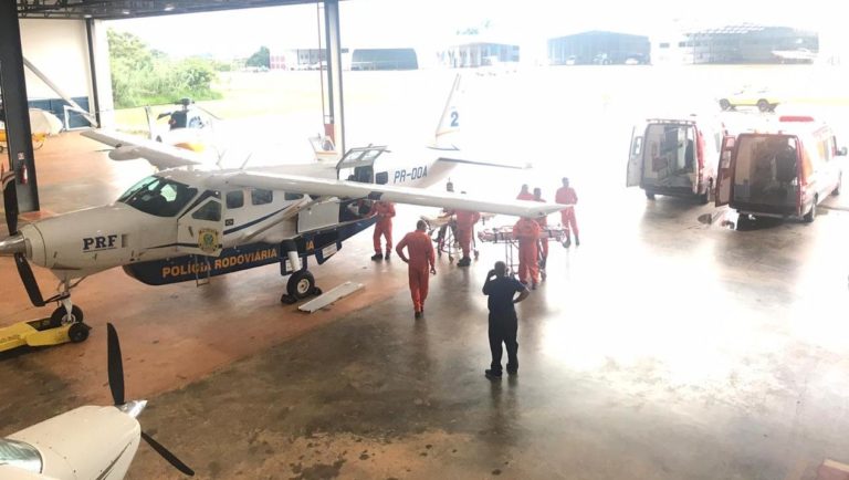 Ação conjunta entre a PRF e Corpo de Bombeiros possibilitou transporte de duas pacientes da Bahia para Brasília