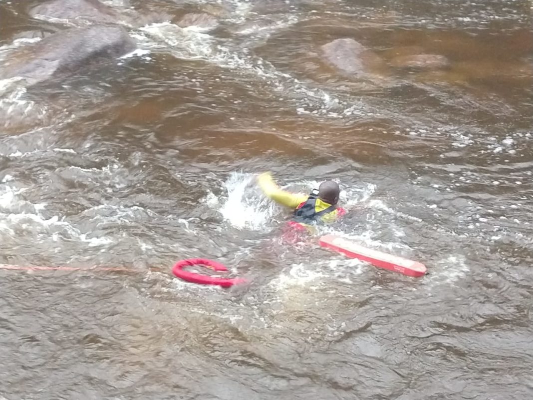 Depois de fortes chuvas, pessoas ilhadas em cachoeira na Grande Florianópolis são resgatadas