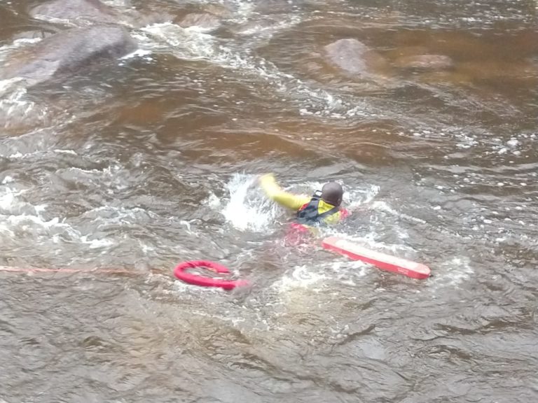 Depois de fortes chuvas, bombeiros resgatam pessoas ilhadas em cachoeira na Grande Florianópolis