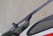 Bombeiros com apoio do helicóptero Águia resgatam turista que se afogou na Praia da Enseada no Guaruja, SP