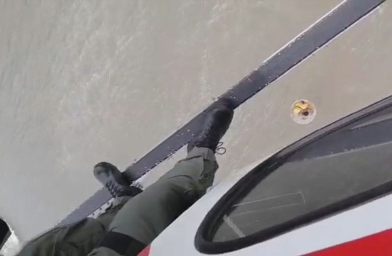 Bombeiros com apoio do helicóptero Águia resgatam turista que se afogou na Praia da Enseada no Guaruja, SP