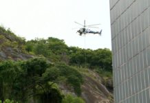 Com uso do cesto equipe do NOTAER resgata homem no alto de uma pedra em Vitória, ES