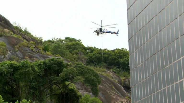 Com uso do cesto equipe do NOTAER resgata homem no alto de uma pedra em Vitória, ES