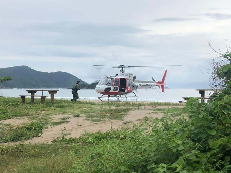 Águia 11 e bombeiros resgatam mulher que sofreu convulsão na Praia de Castelhanos, em Ilhabela