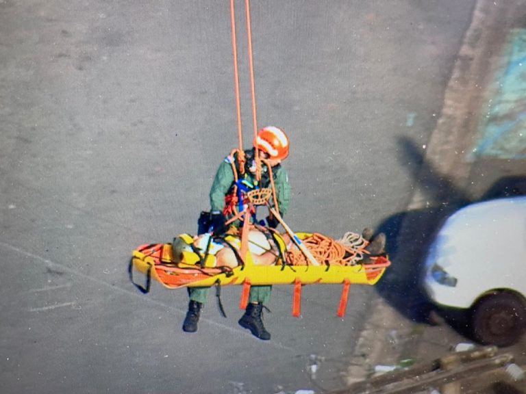 Bombeiros e equipes do Comando de Aviação da PM resgatam homem que caiu de caixa d’água em SP