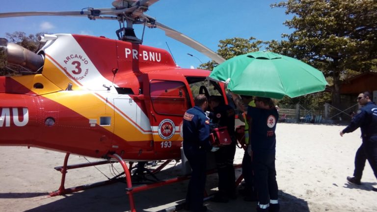 Compressor torácico automático é usado para reverter parada cardiorrespiratória de mulher na praia de Porto Belo, SC