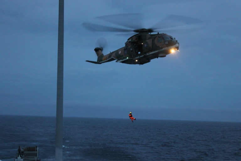 Tripulante de navio mercante é resgatado por helicóptero da Força Aérea Portuguesa ao norte da ilha da Madeira