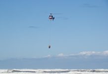 Banhista é resgatado com ajuda de bombeiros e do helicóptero da PM em Ubatuba, SP