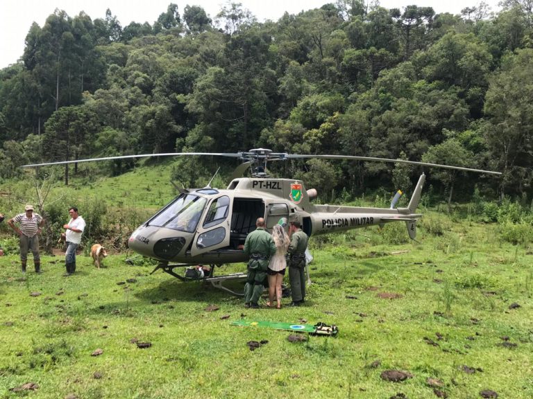 Casal é resgatado pelo helicóptero Águia 4 da PM após fortes chuvas em Rio Rufino, SC