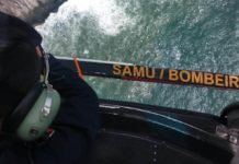 Equipe do Arcanjo 03 resgata dois banhistas arrastados pela maré na praia do Mariscal em Bombinhas, SC