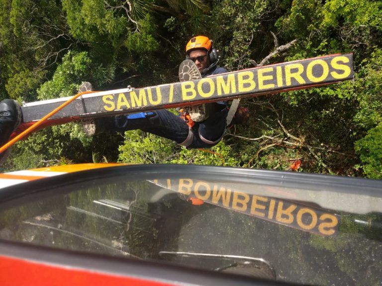 Bombeiros resgatam turistas italianos e paulistas perdidos na trilha da Lagoinha do Leste, em Florianópolis
