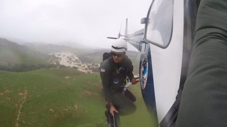 Equipes do NOTAER realizaram 28 resgates no último final de semana após enchentes no sul do ES