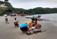 Águia 11 da PM e bombeiros resgatam pescador ferido por hélice de barco em Ubatuba, SP