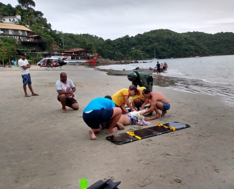 Águia 11 da PM e bombeiros resgatam pescador ferido por hélice de barco em Ubatuba, SP