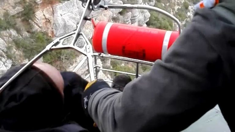 Força Aérea Portuguesa resgata homem e seu cachorro após queda de falésia