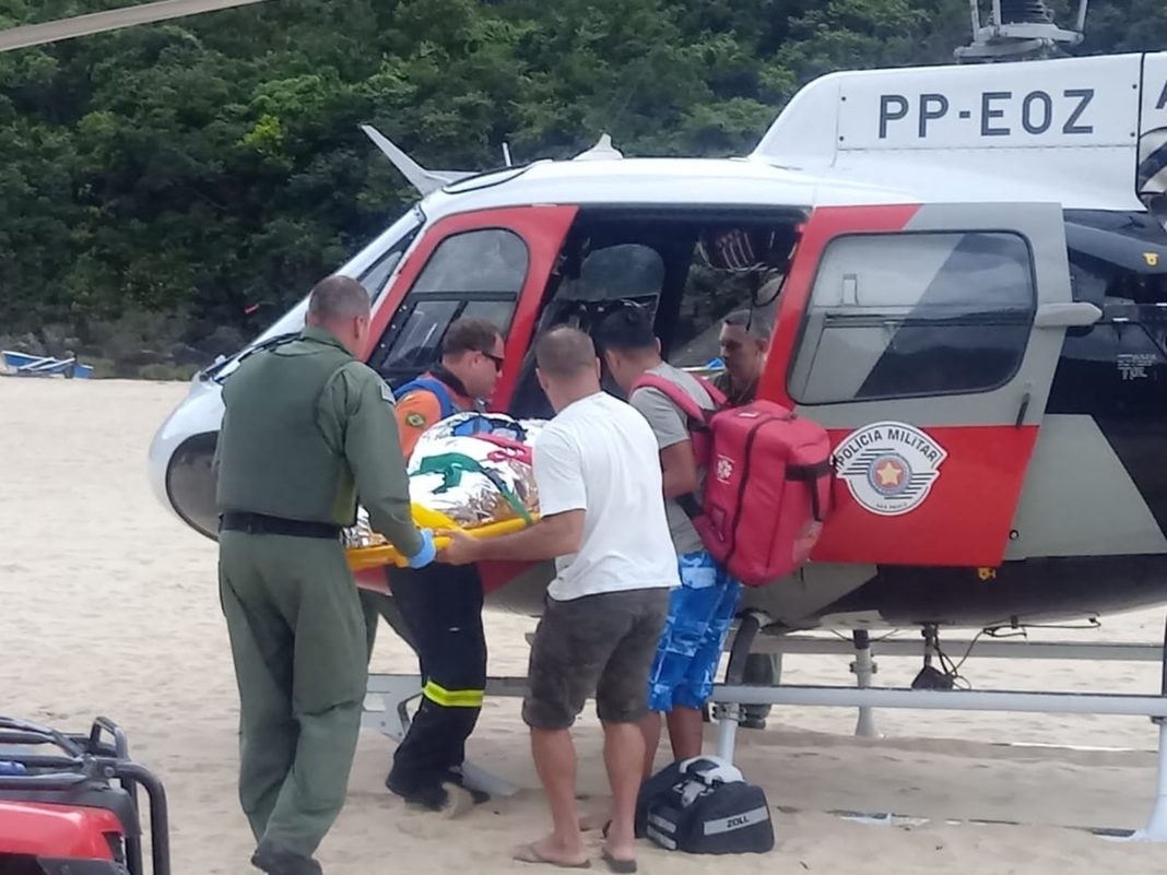 Turista foi socorrido pelo helicóptero da Polícia Militar — Foto: Divulgação.