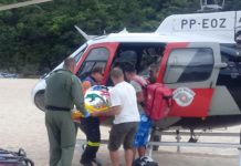Helicóptero Águia da PM resgata banhistas em Ilha Bela e Ubatuba durante Operação Verão