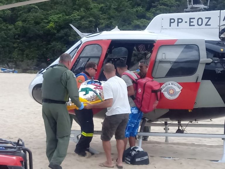 Helicóptero Águia da PM resgata banhistas em Ilha Bela e Ubatuba durante Operação Verão