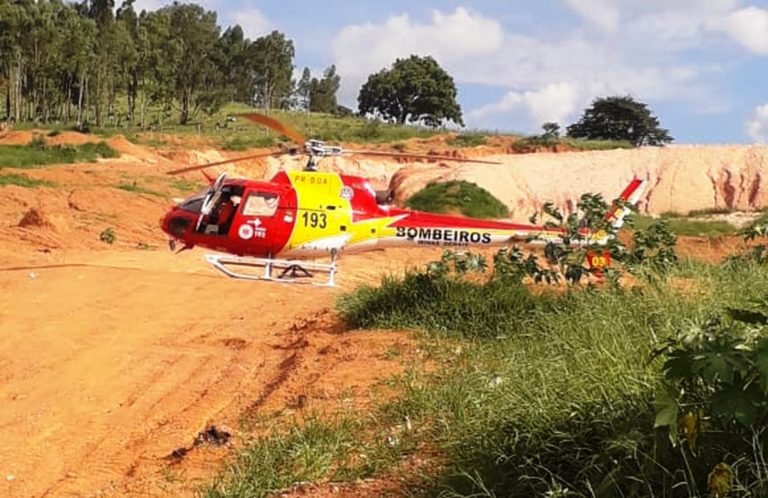 Arcanjo 03 que realizava transporte de órgão muda rota para socorrer vítimas em cachoeira no sul de MG