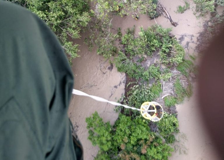 CIOPAER resgata um garoto e três adultos em rio na região de Coxipó do Ouro em Cuiabá, MT