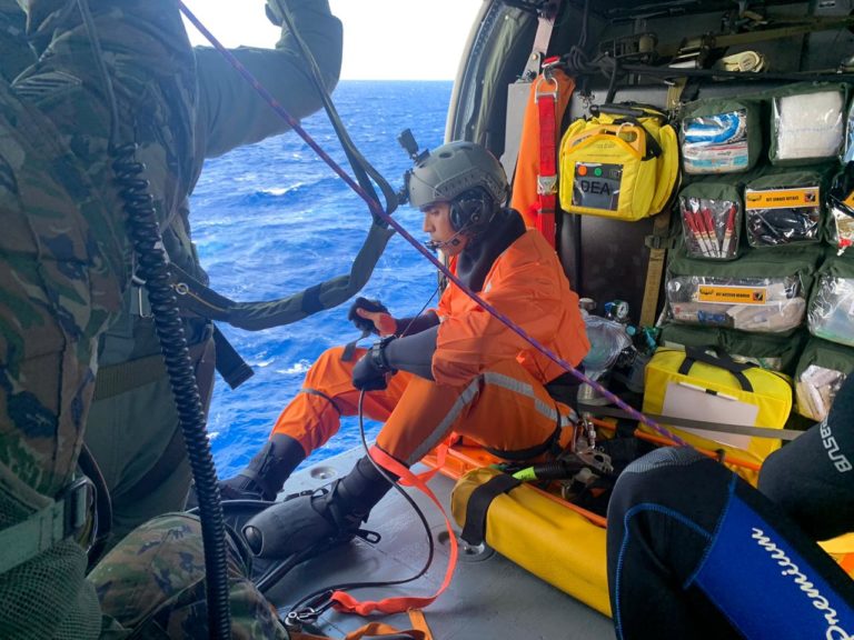 Esquadrão Pantera da FAB resgata homem em barco pesqueiro a cerca de 200 milhas de Florianópolis, SC