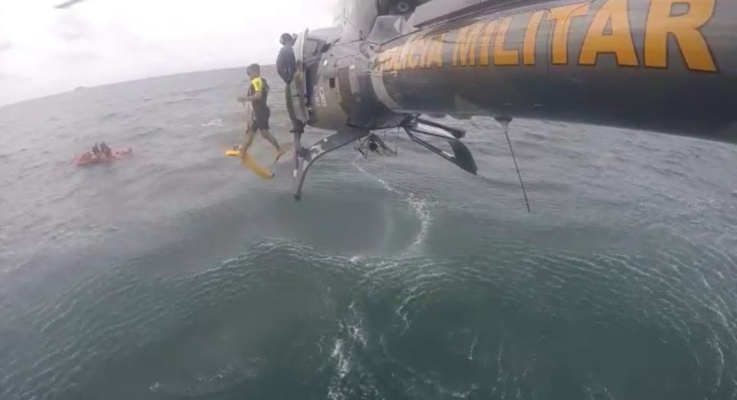 Equipe do helicóptero Falcão 03 socorre nadador ferido por caravelas, em Pontal do Paraná