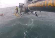 Bombeiros e equipe do Falcão 03 socorrem nadador ferido por caravelas, em Pontal do Paraná