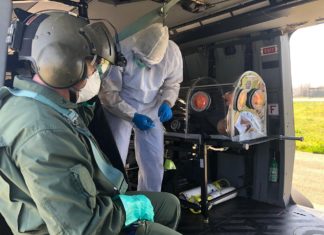 O compromisso de homens e mulheres em lidar com a pandemia de COVID-19 na Itália continua inabalável