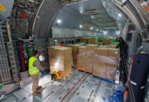 Airbus A400M transporta máscaras para a Espanha em apoio aos esforços de contenção do COVID-19