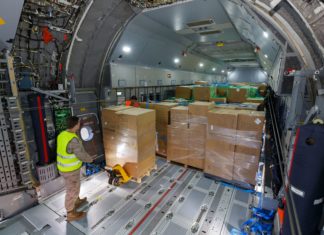 Airbus A400M transporta máscaras para a Espanha em apoio aos esforços de contenção do COVID-19