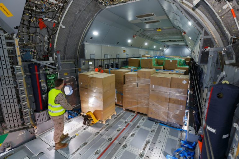 Airbus A400M transporta máscaras para a Espanha em apoio aos esforços de contenção do COVID-19