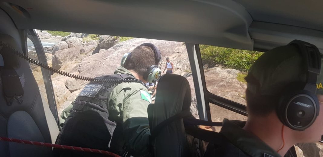 Equipe aeromédica do helicóptero Falcão 04 resgata mulher afogada na Praia de Fora, Ilha do Mel