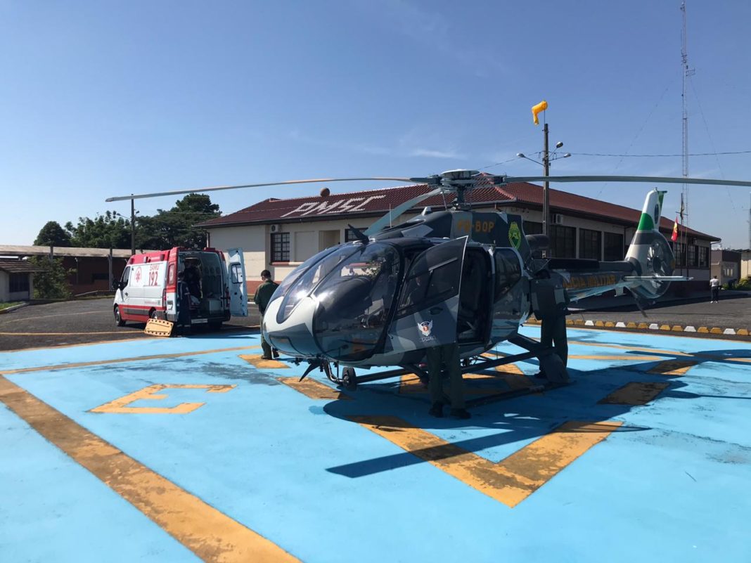 Paciente quadro grave de pneumonia é transportada de helicóptero da cidade de Rio Negro para Campina Grande do Sul, PR. Foto: BPMOA.