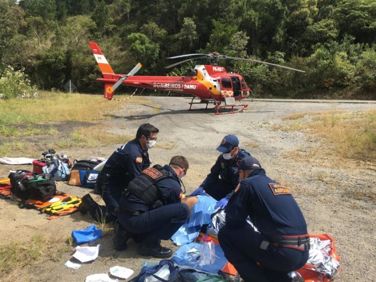 Vítima de acidente de trânsito é resgatada pela equipe aeromédica do Arcanjo 01 em Alfredo Wagner, SC