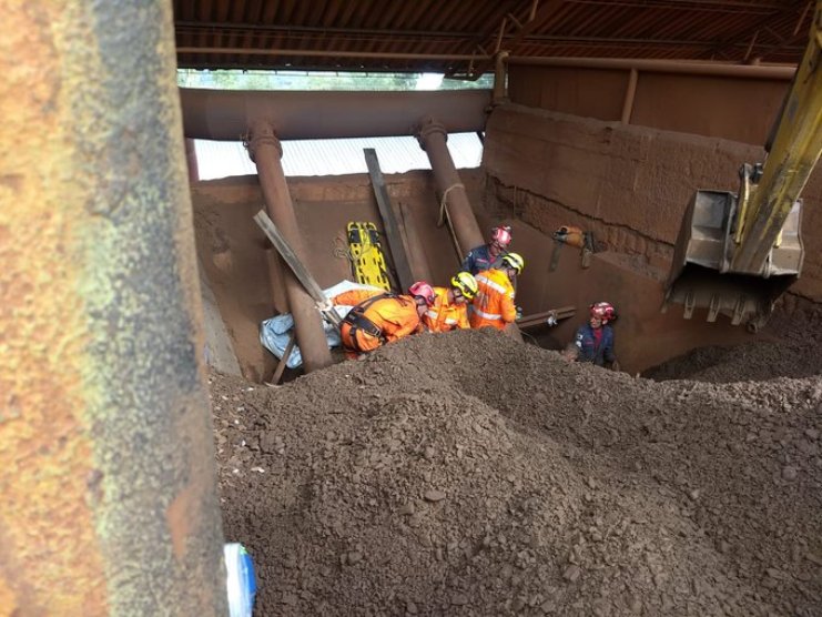 SAMU e bombeiros resgatam homem que se acidentou em silo de minério em Sete Lagoas, MG