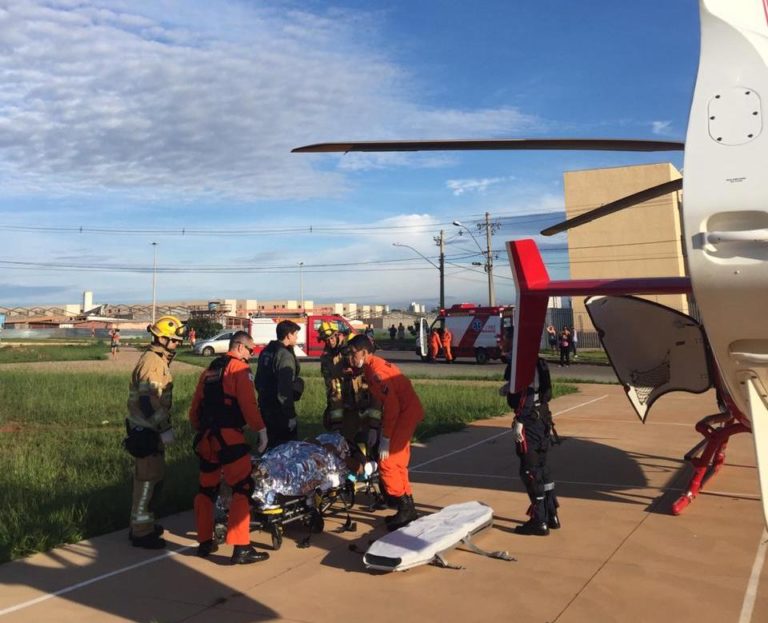 Jovem atropelada por ônibus é socorrida e transportada pelo Resgate Aéreo do Corpo de Bombeiros do DF