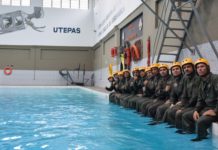 Pilotos e operadores aerotáticos da Força Nacional treinam escape de aeronave submersa na Marinha