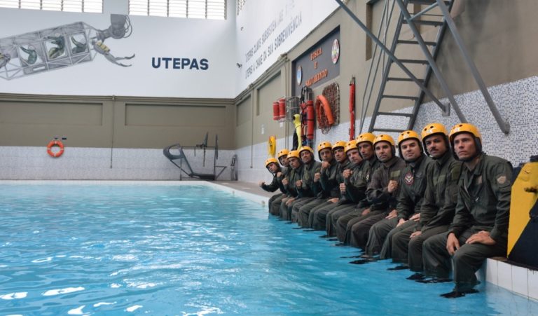 Pilotos e operadores aerotáticos da Força Nacional treinam escape de aeronave submersa na Marinha