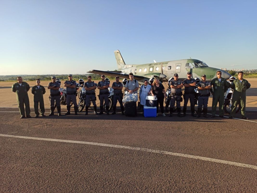 whatsapp-image-2020-03-25-at-18.04.35Ação conjunta entre médicos, PM e Força Aérea em meio a pandemia de coronavírus captam órgãos para transplantes em Presidente Prudente, SP. Foto: DivulgaçãoAção conjunta entre médicos, PM e Força Aérea em meio a pandemia de coronavírus captam órgãos para transplantes em Presidente Prudente, SP. Foto: Divulgação