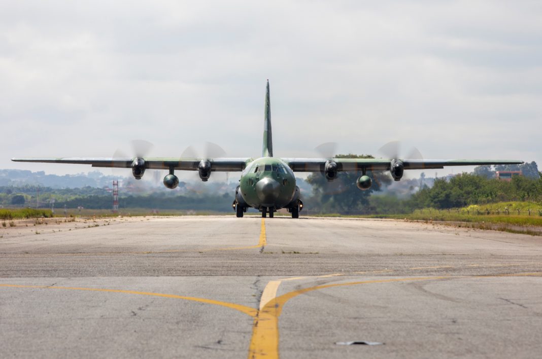Avião da Força Aérea prestou apoio logístico no transporte de mais de nove toneladas de álcool em gel e EPIs de Guarulhos para Recife. Foto: Soldado A. Soares/CECOMSAER