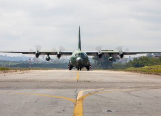 Força Aérea transportou 9,6 toneladas de álcool em gel e equipamentos de proteção individual para Recife, PE