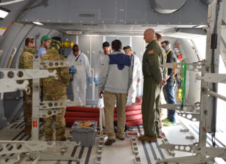 Força Aérea dos EUA testa fluxo de ar em aeronaves para possíveis evacuações em massa de pacientes com COVID-19