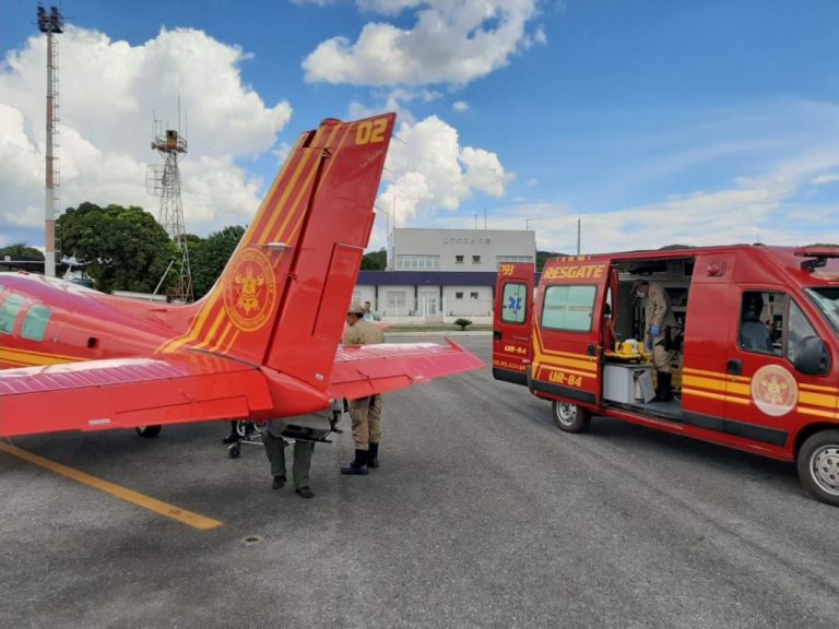Avião do Corpo de Bombeiros do MS resgata mãe e filho vítimas de acidente na região de Porto Índio