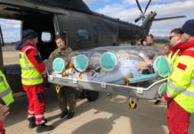 Força Aérea Real e serviços aeromédicos do Reino Unido treinam remoção de pacientes com COVID-19