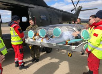 Força Aérea Real e serviços aeromédicos do Reino Unido treinam remoção de pacientes com COVID-19