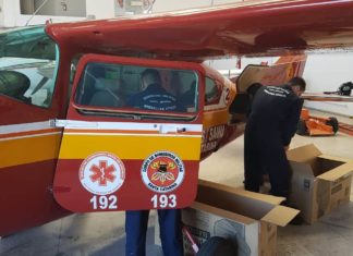 Aviões do Corpo de Bombeiros transportam materiais utilizados no combate ao COVID-19 em SC