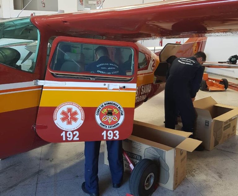 Aviões do Corpo de Bombeiros transportam materiais utilizados no combate ao COVID-19 em SC