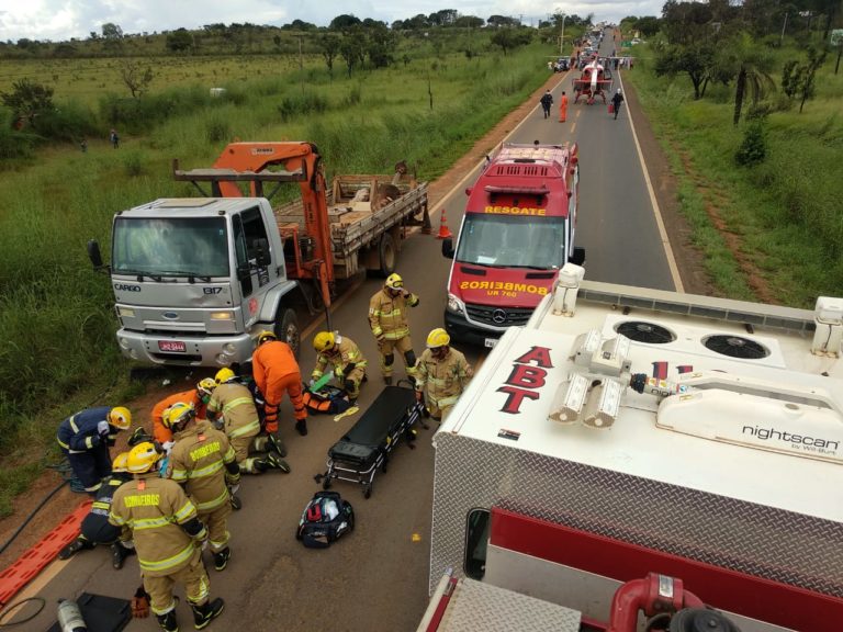 Equipes do Corpo de Bombeiros e SAMU resgatam duas vítimas de acidente no Distrito Federal