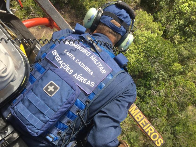 Arcanjo 01, bombeiros e SAMU resgatam vítima de queda ao praticar rapel no Morro do Tijuca, Florianópolis